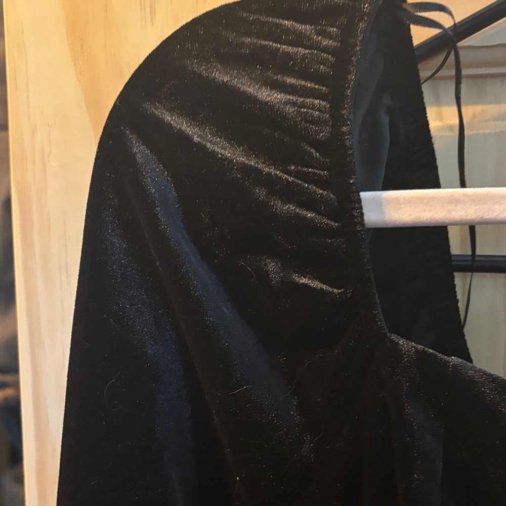 NWT Chic Black Velvet Long Sleeve Dress - Picture 3 of 5